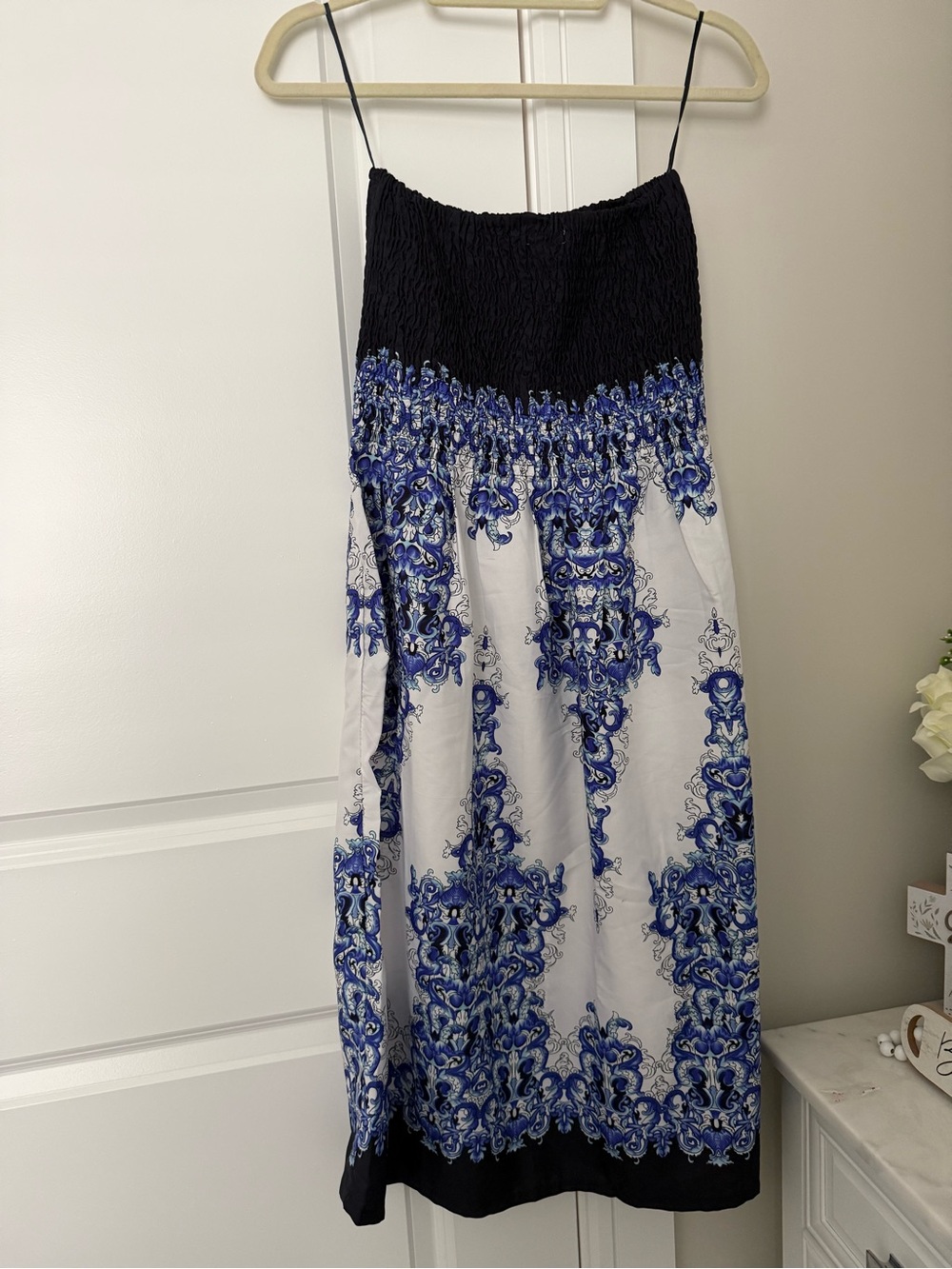 NWOT!! Smocked Strapless dress in Black and Blue size medium